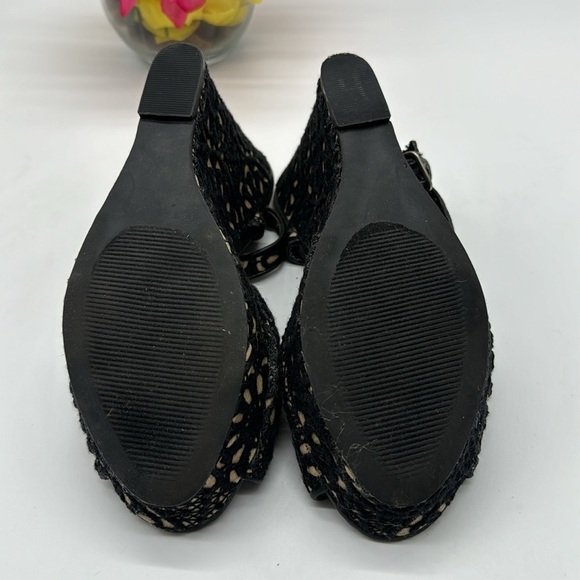 Fergalicuous Black tan Scroll Pattern Wedge Sandals Size 8.5 BSN5916E - Picture 5 of 7